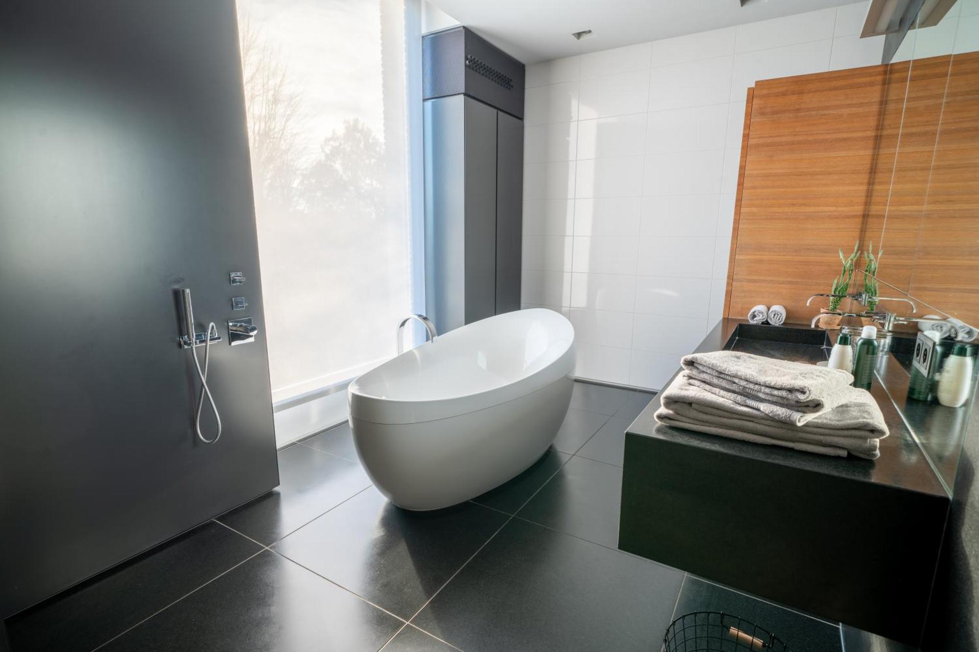 Bed & Wellness Boxtel, Luxe Kamer Met Airco En Eigen Badkamer, Ligbad Exteriör bild
